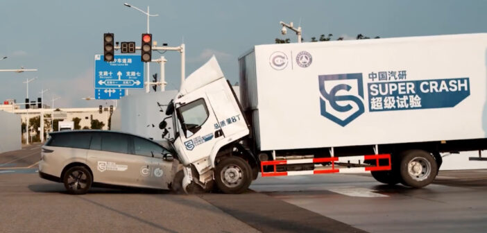 理想i8对撞测试风波：卡车“低头”被指人为？高管表态直播再撞自证